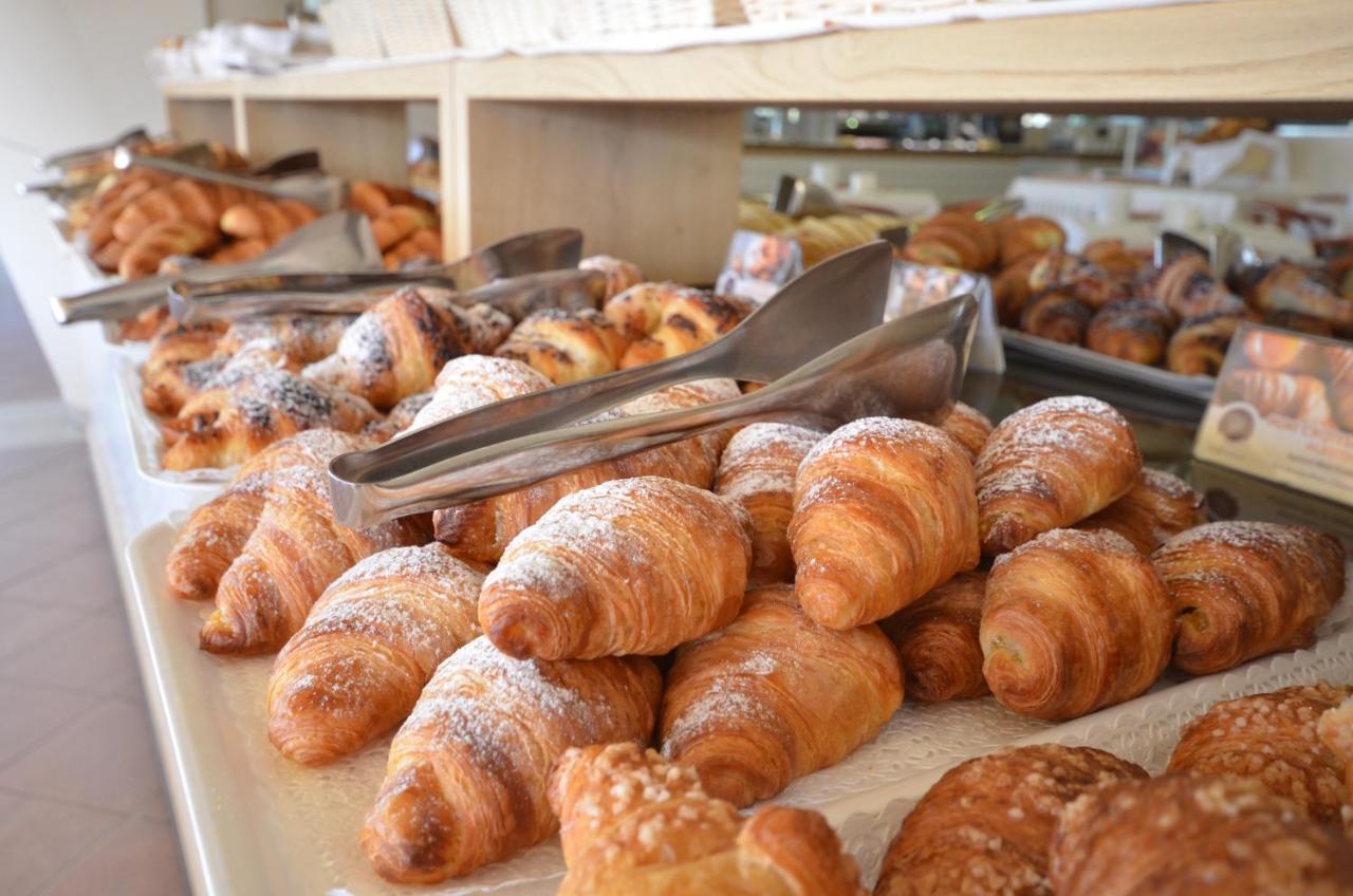 Savoy Beach Hotel & Thermal Spa Bibione Bagian luar foto Croissants