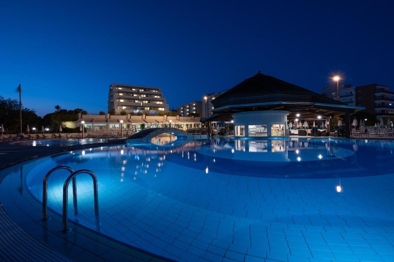 Savoy Beach Hotel & Thermal Spa Bibione Bagian luar foto The resort at night