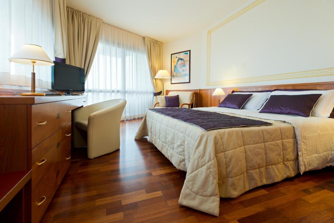 Savoy Beach Hotel & Thermal Spa Bibione Bagian luar foto A room at the hotel