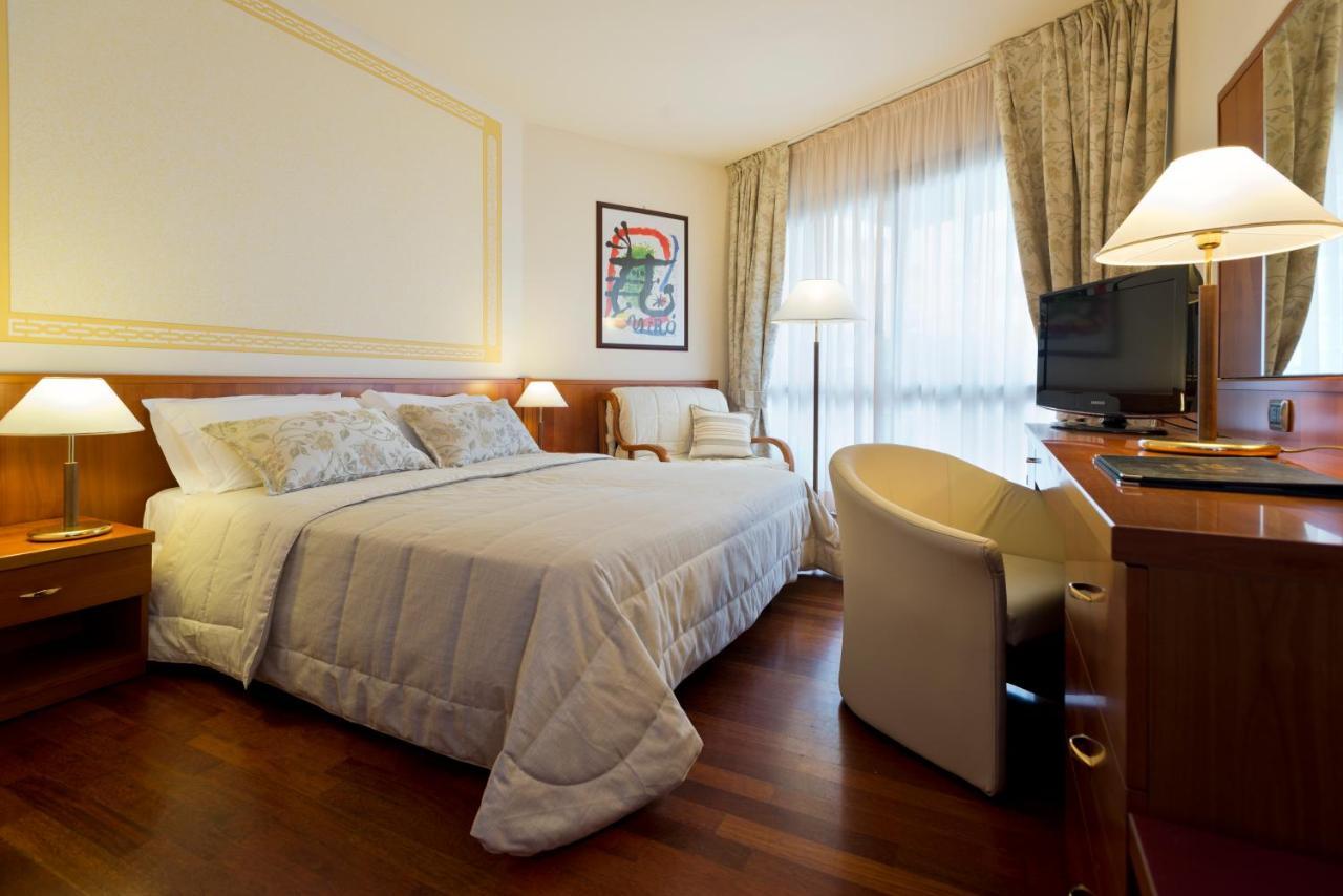 Savoy Beach Hotel & Thermal Spa Bibione Bagian luar foto A room at the hotel