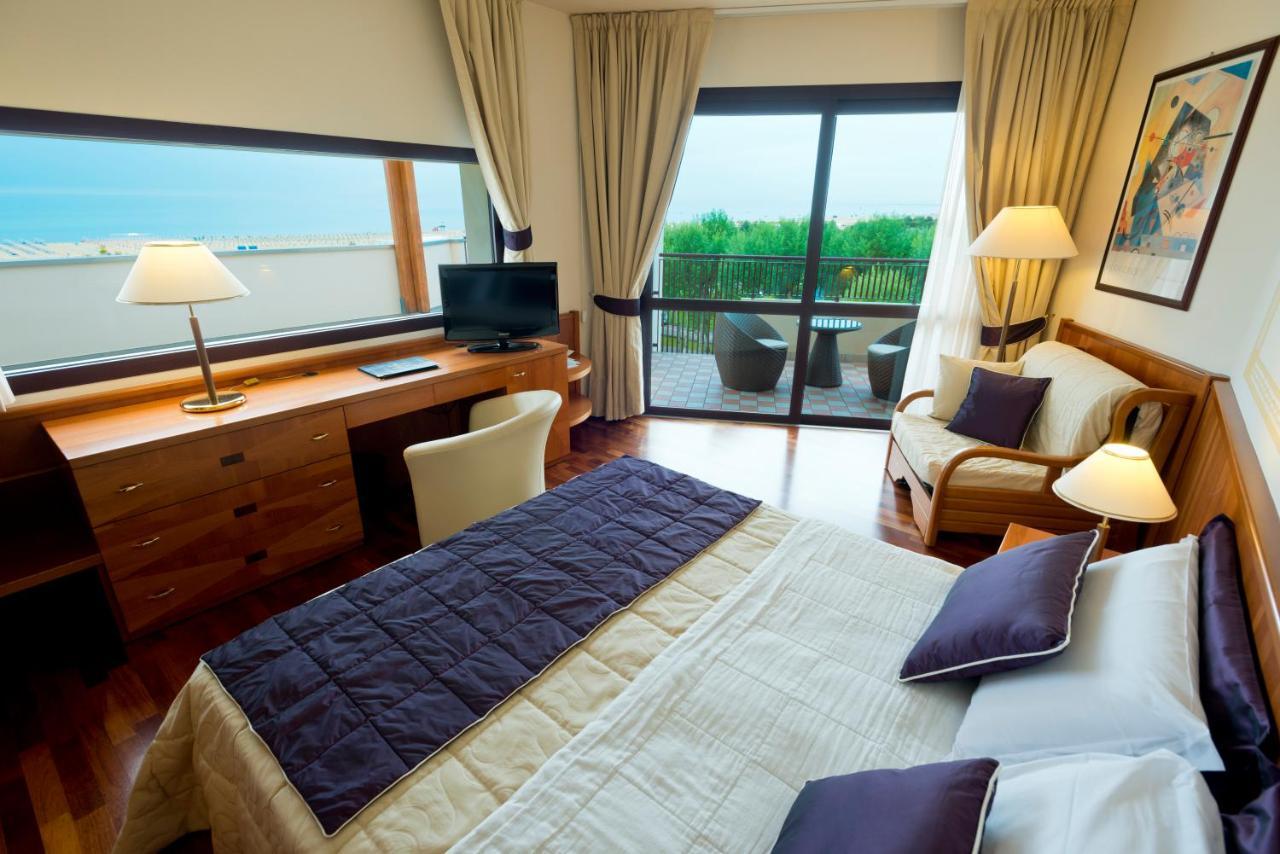 Savoy Beach Hotel & Thermal Spa Bibione Bagian luar foto A room at the hotel