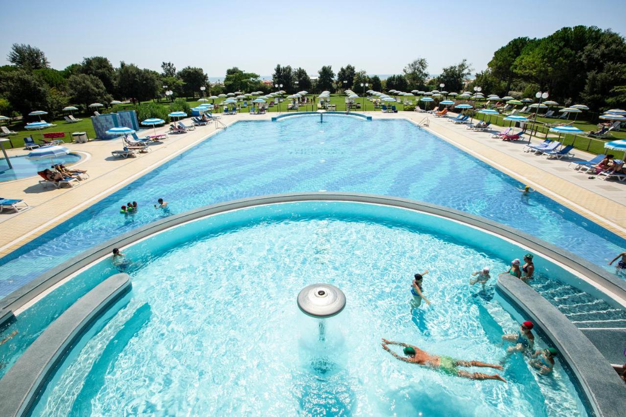 Savoy Beach Hotel & Thermal Spa Bibione Bagian luar foto The swimming pool at the spa