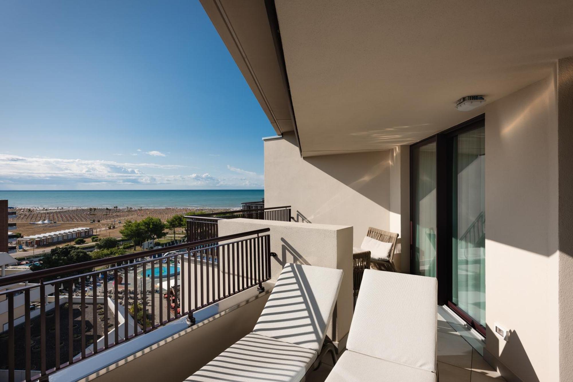Savoy Beach Hotel & Thermal Spa Bibione Bagian luar foto A balcony