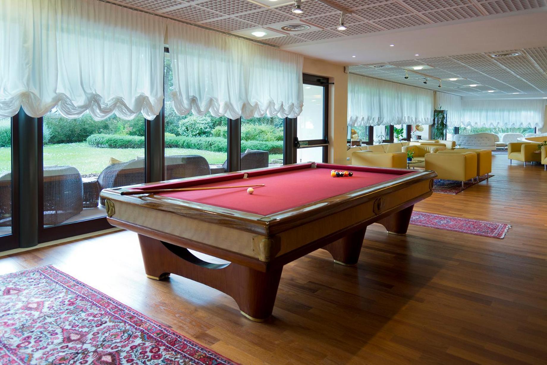 Savoy Beach Hotel & Thermal Spa Bibione Bagian luar foto A pool table
