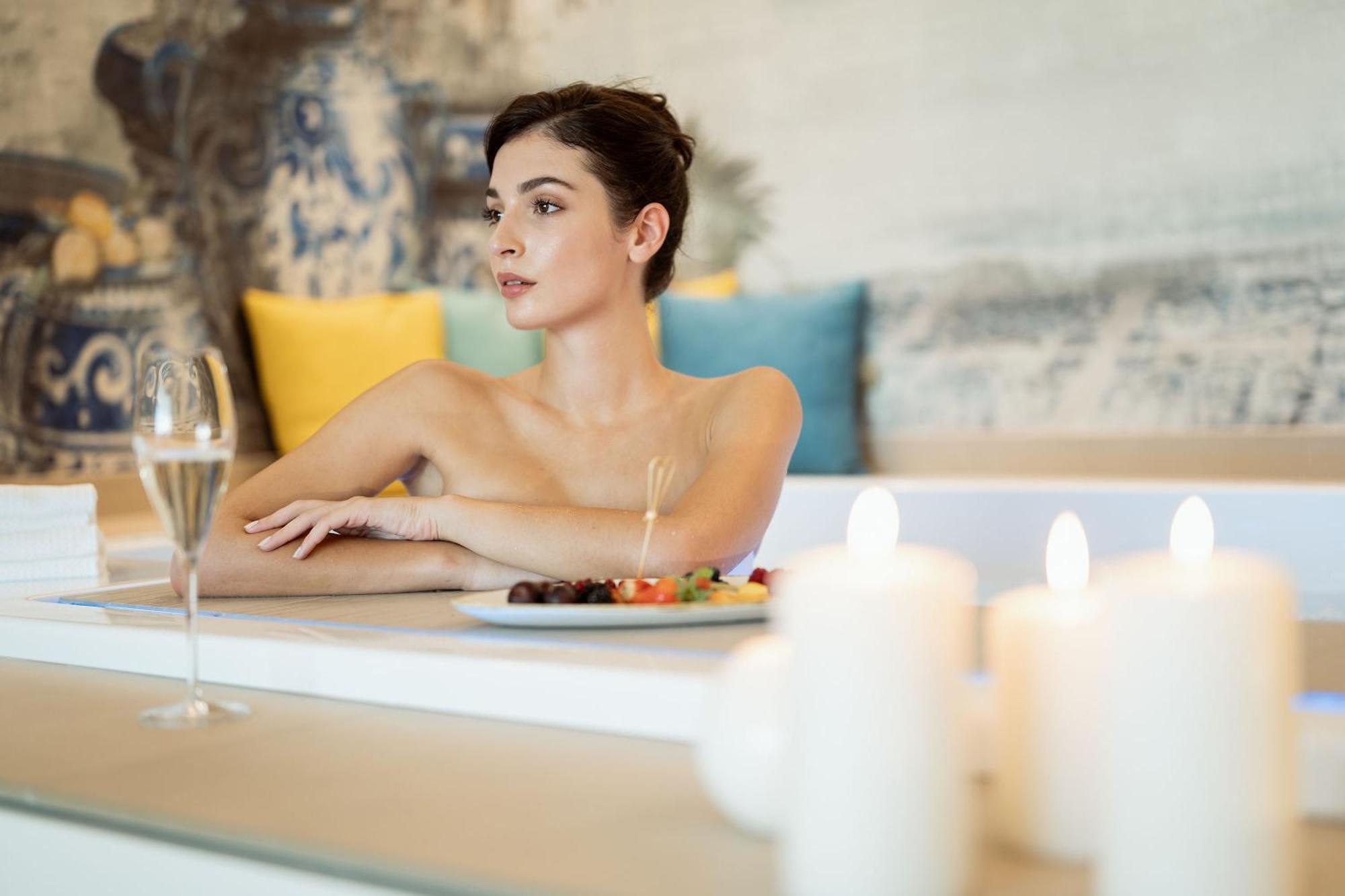 Savoy Beach Hotel & Thermal Spa Bibione Bagian luar foto A woman at a spa