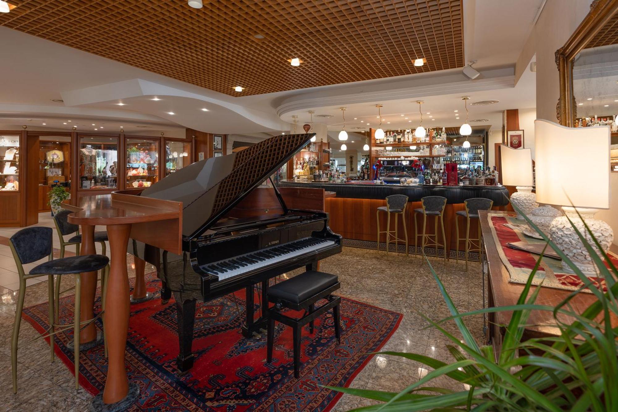 Savoy Beach Hotel & Thermal Spa Bibione Bagian luar foto The piano bar at the hotel