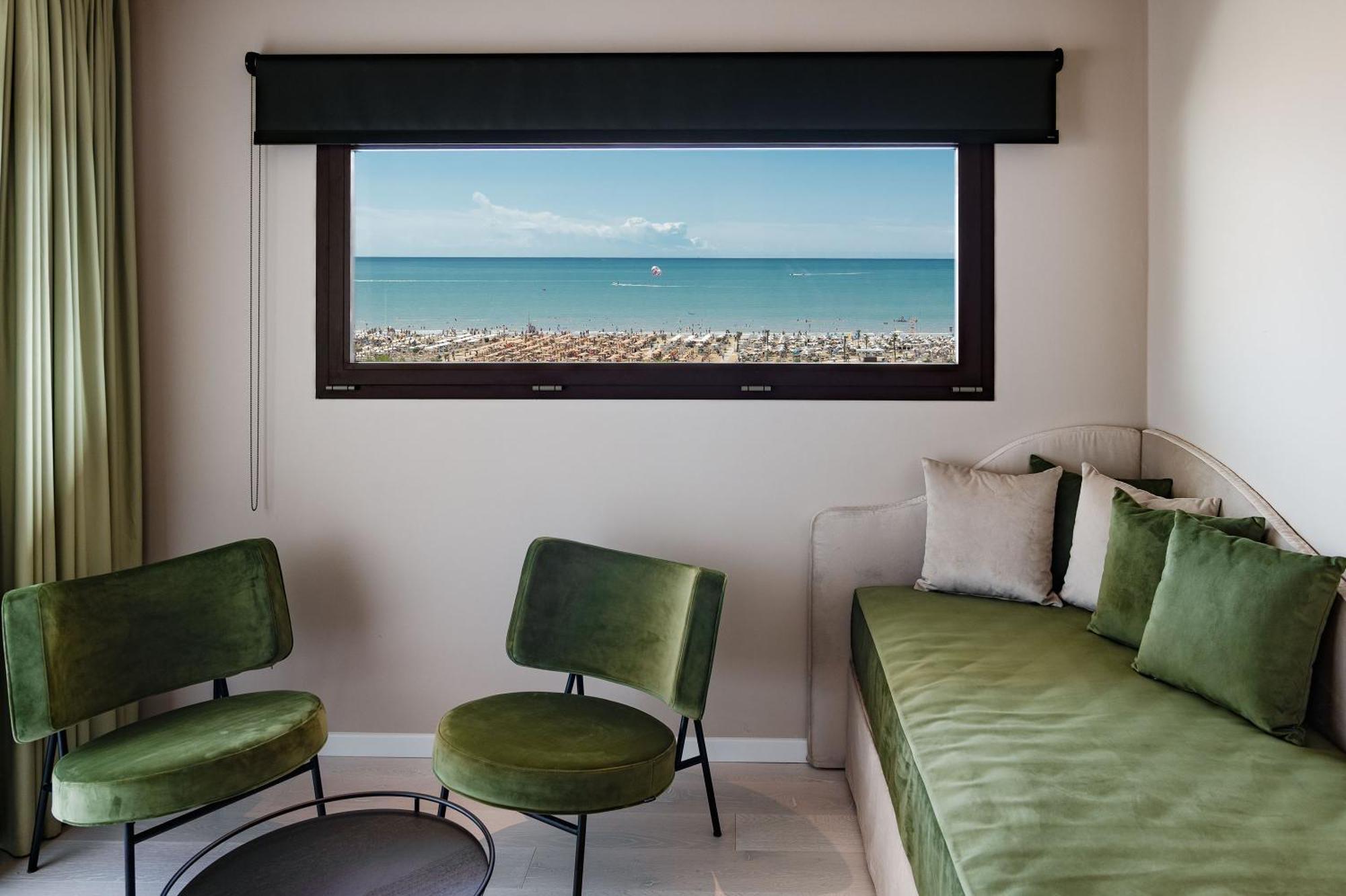 Savoy Beach Hotel & Thermal Spa Bibione Bagian luar foto A window with a view of the sea