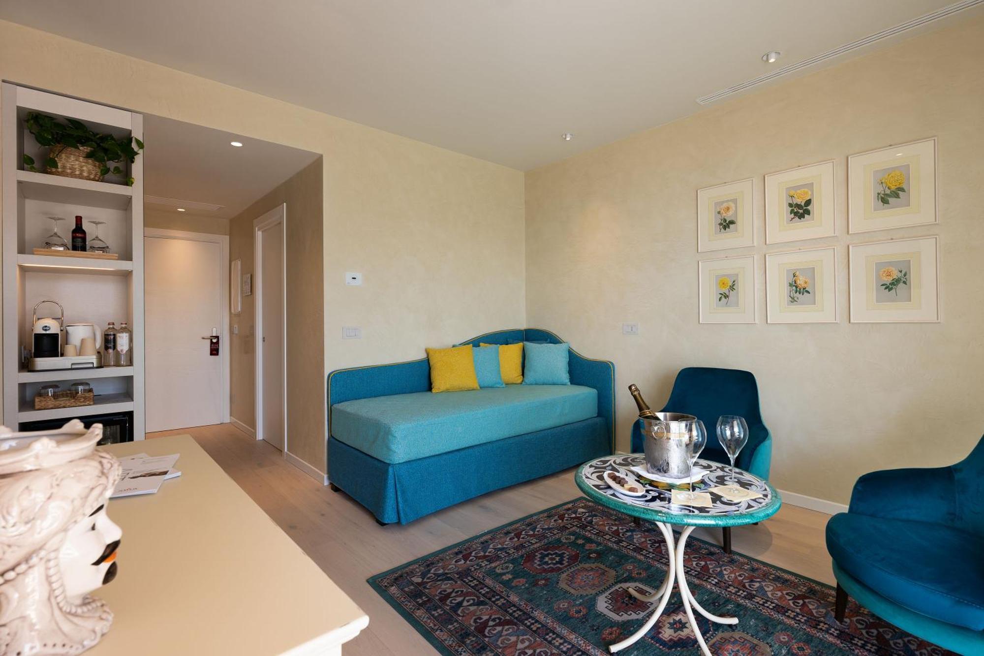 Savoy Beach Hotel & Thermal Spa Bibione Bagian luar foto A living room in a typical apartment