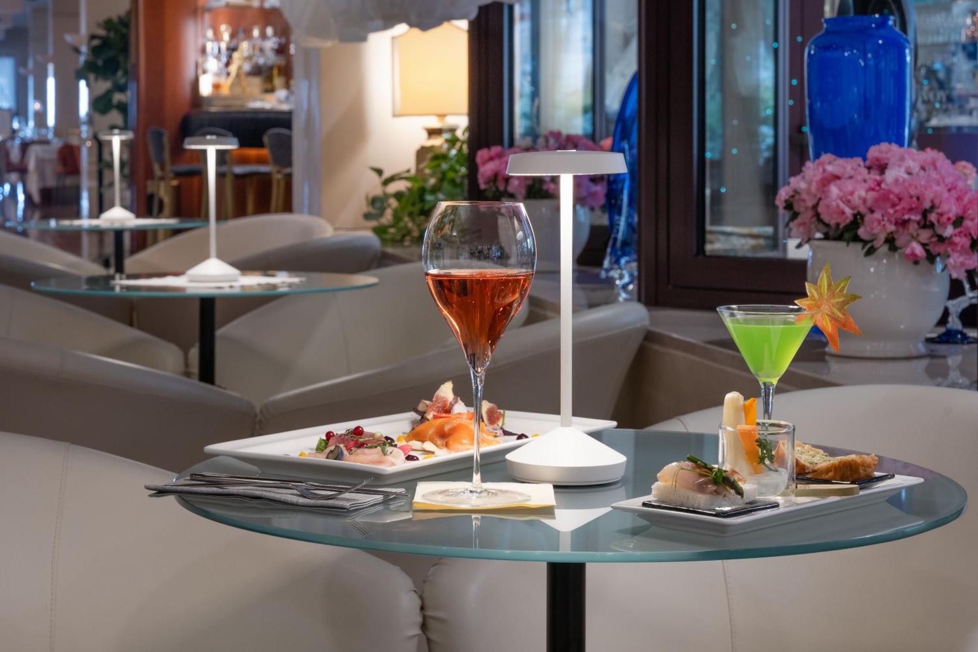 Savoy Beach Hotel & Thermal Spa Bibione Bagian luar foto A glass table
