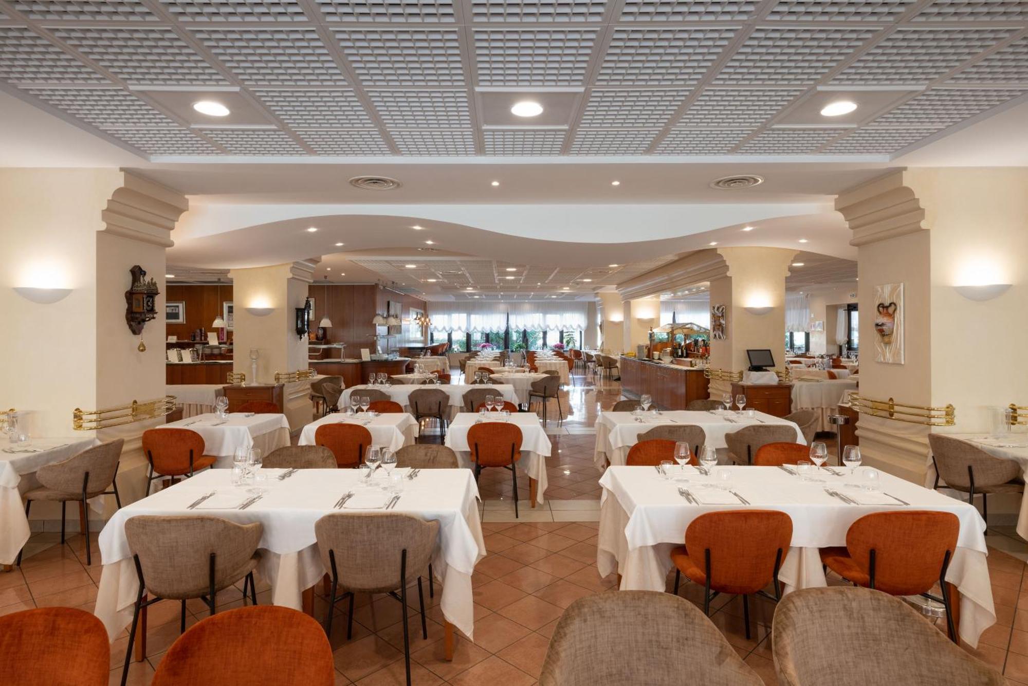 Savoy Beach Hotel & Thermal Spa Bibione Bagian luar foto The dining room