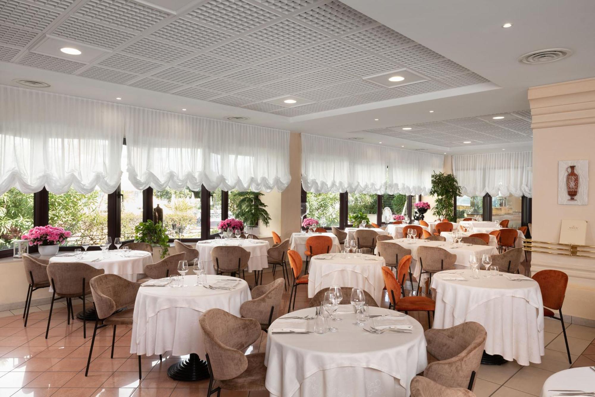 Savoy Beach Hotel & Thermal Spa Bibione Bagian luar foto Restaurant interior
