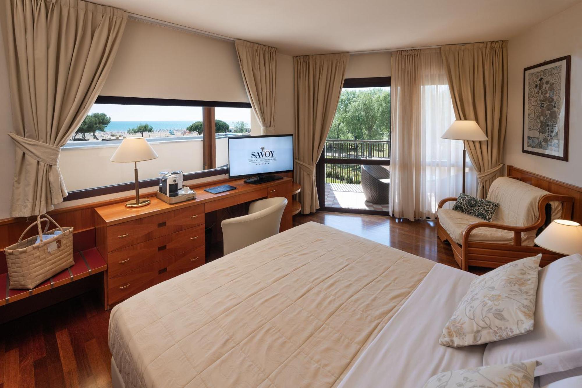 Savoy Beach Hotel & Thermal Spa Bibione Bagian luar foto A room at the hotel