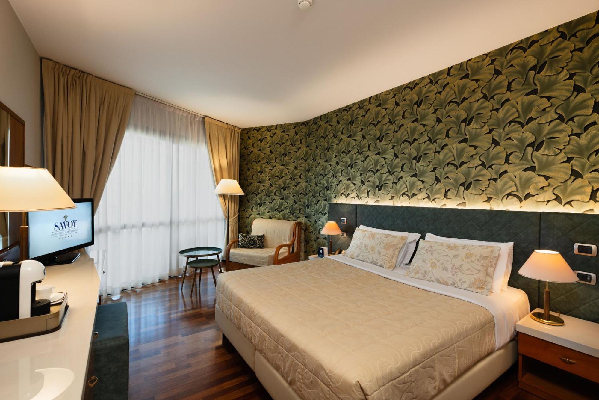 Savoy Beach Hotel & Thermal Spa Bibione Bagian luar foto A room at the hotel