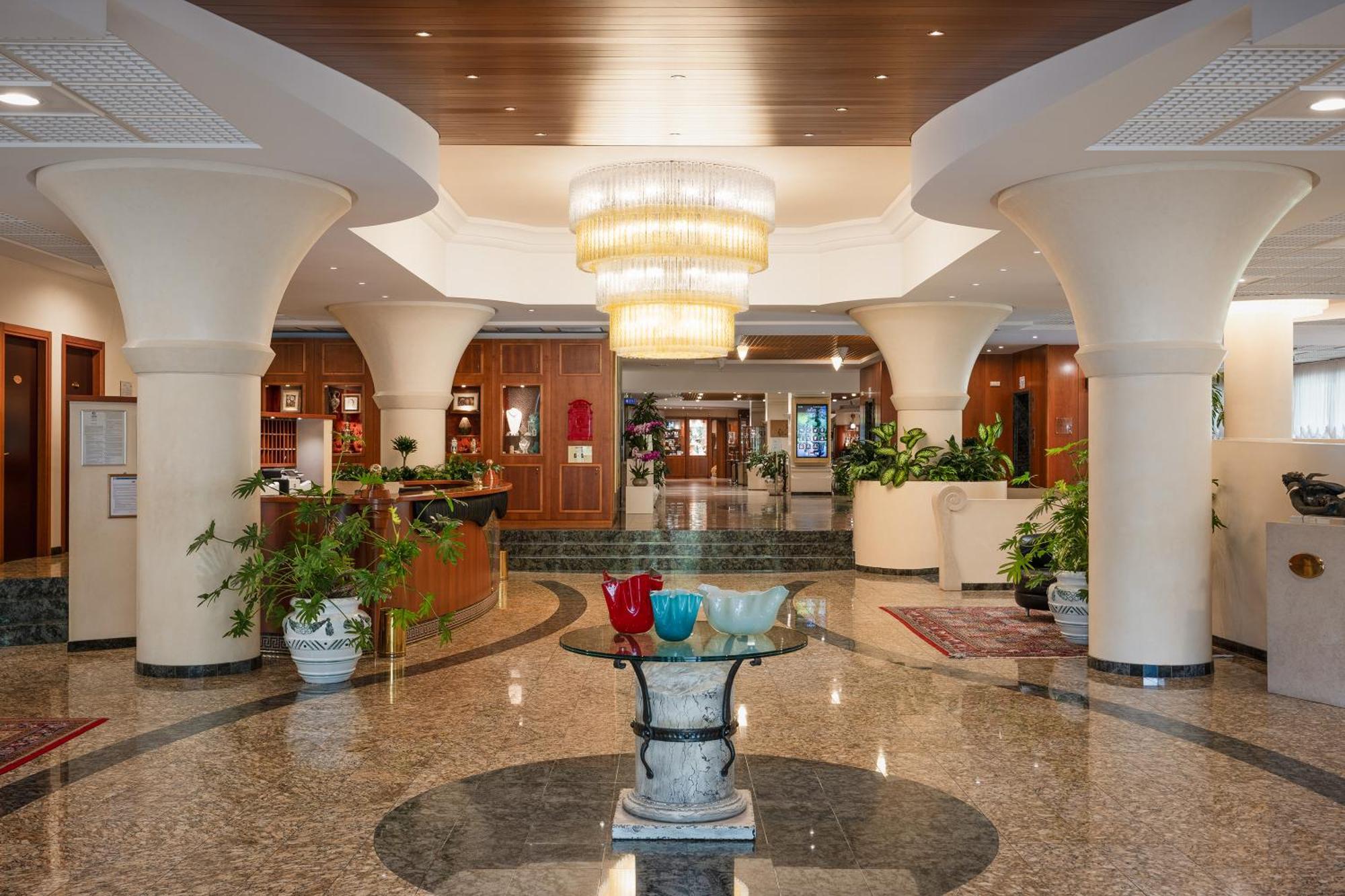 Savoy Beach Hotel & Thermal Spa Bibione Bagian luar foto Lobby