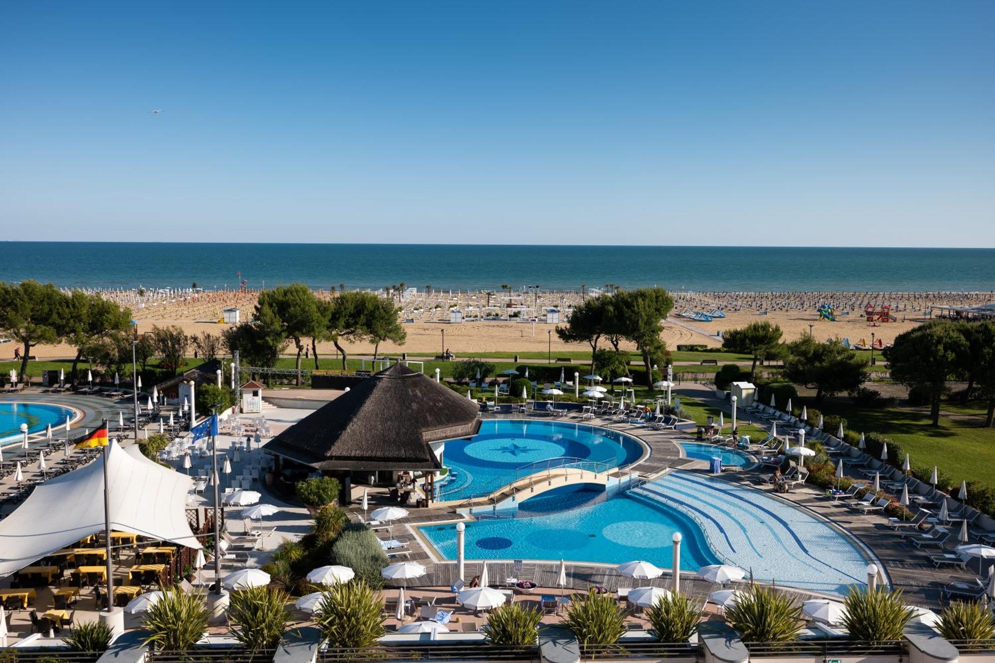Savoy Beach Hotel & Thermal Spa Bibione Bagian luar foto A view of the beach at the resort