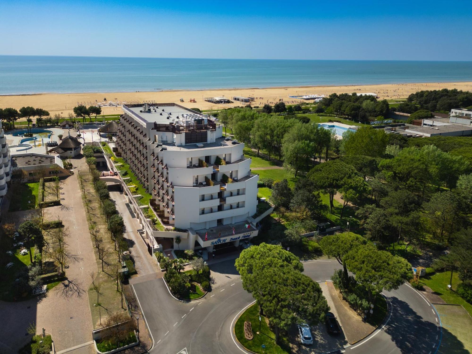 Savoy Beach Hotel & Thermal Spa Bibione Bagian luar foto Aerial view of the hotel