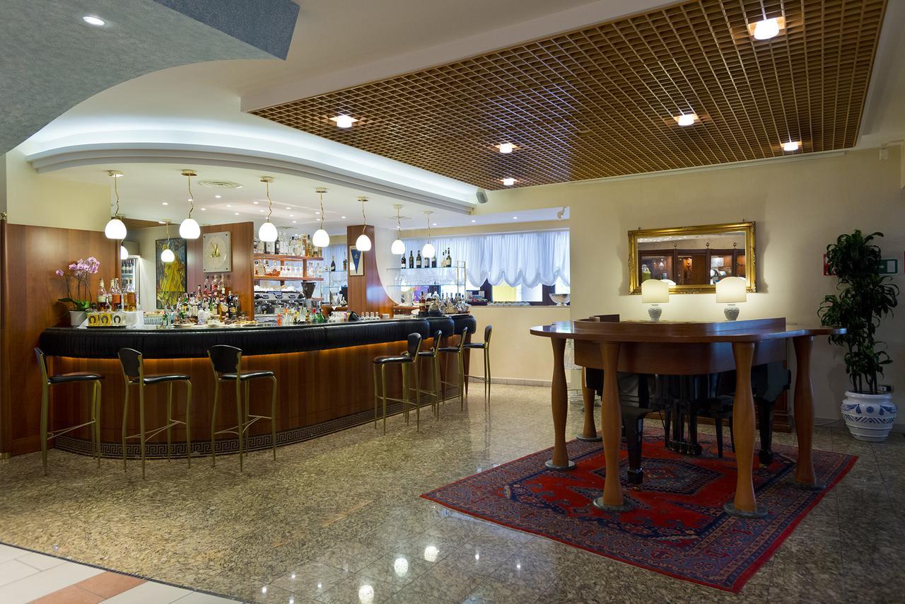 Savoy Beach Hotel & Thermal Spa Bibione Bagian luar foto The lounge at the airport