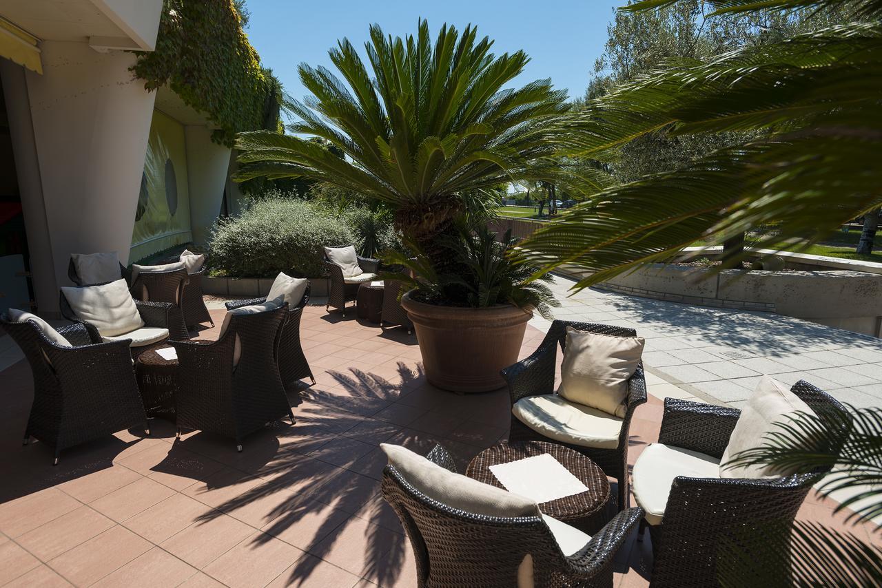 Savoy Beach Hotel & Thermal Spa Bibione Bagian luar foto The hotel's terrace
