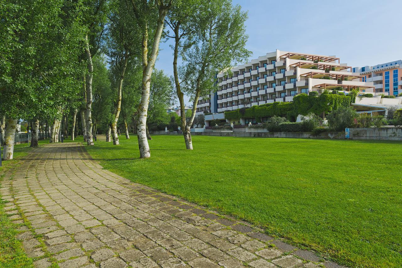 Savoy Beach Hotel & Thermal Spa Bibione Bagian luar foto The campus